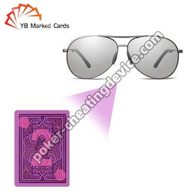 पोकर खेलों में छुपे निशानों को खोलने के लिए चिह्नित कार्ड देखने के लिए इन्फ्रारेड सनग्लास